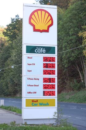 Wie ist die weitere Entwicklung der Spritpreise? Die Spritpreise sind weiterhin auf sehr hohem Niveau. SHELL Tankstelle in Siegen. Die Spritpreise kurz vor der Preisumstellung um 12:00 Uhr. Der aktuelle Preis fuer (für) Diesel, Super E10 und Super liegt weit ueber (über) 2 Euro. Diesel liegt bei 2,34 Euro, Super E10 bei 2,19 Euro und Super bei 2,24 Euro. Tankstelle, Spritpreise am 30.09.2026 in Siegen Deutschland.