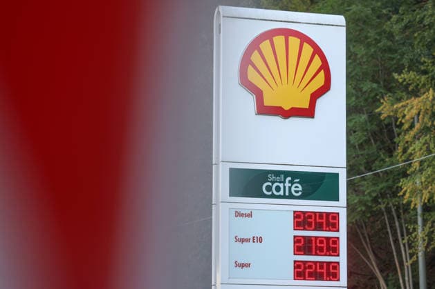 Wie ist die weitere Entwicklung der Spritpreise? Die Spritpreise sind weiterhin auf sehr hohem Niveau. SHELL Tankstelle in Siegen. Die Spritpreise kurz vor der Preisumstellung um 12:00 Uhr. Der aktuelle Preis fuer (für) Diesel, Super E10 und Super liegt weit ueber (über) 2 Euro. Diesel liegt bei 2,34 Euro, Super E10 bei 2,19 Euro und Super bei 2,24 Euro. Tankstelle, Spritpreise am 30.09.2026 in Siegen Deutschland.