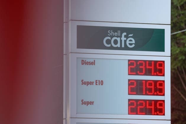 Wie ist die weitere Entwicklung der Spritpreise? Die Spritpreise sind weiterhin auf sehr hohem Niveau. SHELL Tankstelle in Siegen. Die Spritpreise kurz vor der Preisumstellung um 12:00 Uhr. Der aktuelle Preis fuer (für) Diesel, Super E10 und Super liegt weit ueber (über) 2 Euro. Diesel liegt bei 2,34 Euro, Super E10 bei 2,19 Euro und Super bei 2,24 Euro. Tankstelle, Spritpreise am 30.09.2026 in Siegen Deutschland.