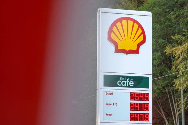 Wie ist die weitere Entwicklung der Spritpreise? Die Spritpreise sind weiterhin auf sehr hohem Niveau. SHELL Tankstelle in Siegen. Die Spritpreise nach der Umstellung um 12:00 Uhr am Mittag. Der aktuelle Preis fuer (für) Diesel, Super E10 und Super liegt weit ueber (über) 2 Euro. Diesel liegt bei bei 2,54 Euro, Super E10 bei 2,41 Euro und Super bei 2,47 Euro. Tankstelle, Spritpreise am 30.09.2026 in Siegen Deutschland.