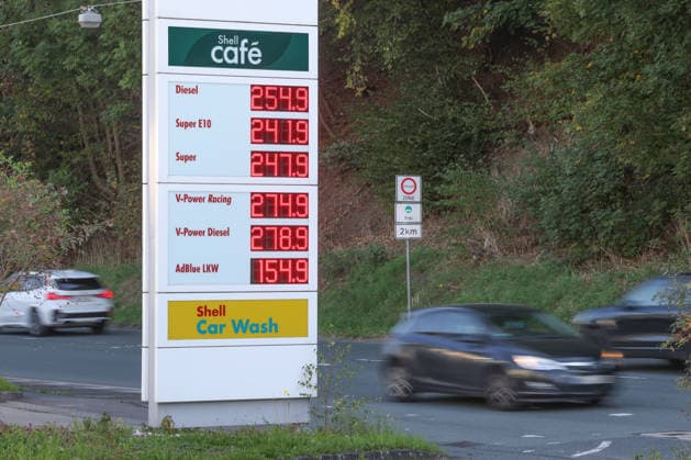Wie ist die weitere Entwicklung der Spritpreise? Die Spritpreise sind weiterhin auf sehr hohem Niveau. SHELL Tankstelle in Siegen. Die Spritpreise nach der Umstellung um 12:00 Uhr am Mittag. Der aktuelle Preis fuer (für) Diesel, Super E10 und Super liegt weit ueber (über) 2 Euro. Diesel liegt bei bei 2,54 Euro, Super E10 bei 2,41 Euro und Super bei 2,47 Euro. Tankstelle, Spritpreise am 30.09.2026 in Siegen Deutschland.