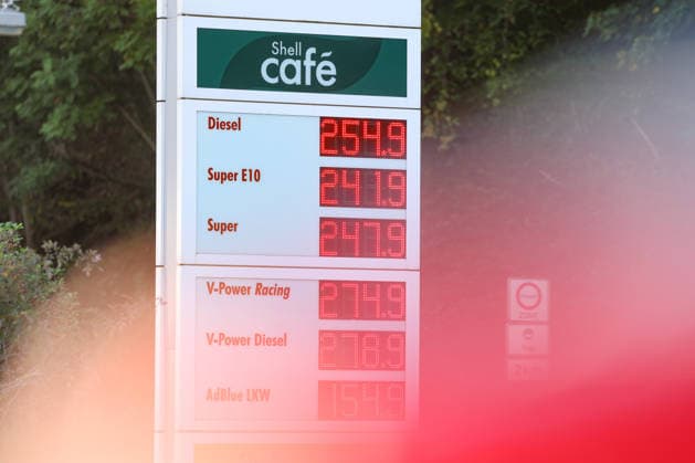 Wie ist die weitere Entwicklung der Spritpreise? Die Spritpreise sind weiterhin auf sehr hohem Niveau. SHELL Tankstelle in Siegen. Die Spritpreise nach der Umstellung um 12:00 Uhr am Mittag. Der aktuelle Preis fuer (für) Diesel, Super E10 und Super liegt weit ueber (über) 2 Euro. Diesel liegt bei bei 2,54 Euro, Super E10 bei 2,41 Euro und Super bei 2,47 Euro. Tankstelle, Spritpreise am 30.09.2026 in Siegen Deutschland.