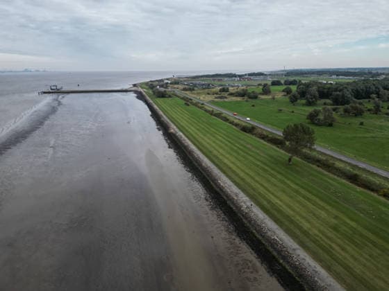 Militärhafen für die Marine soll iam Rysumer Nacken entstehen. Blick auf den Rysumer Nacken . Ein neuer Militärhafen für die Marine soll im ostfriesischen Emden entstehen. Für den neuen Marinehafen werden 40 Hektar mit Option auf weitere 10 Hektar benötigt. Der neue Marinehafen soll Liegeplätze für sieben Fregatten, zehn Minensucher und zehn Schlepper bieten. Eine vierstellige Zahl an Soldaten und zivilen Mitarbeitern soll dort voraussichtlich arbeiten. Die offizielle Verkündung wird für Montag erwartet. Emden Niedersachsen Deutschland