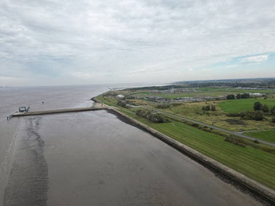 Militärhafen für die Marine soll iam Rysumer Nacken entstehen. Blick auf den Rysumer Nacken . Ein neuer Militärhafen für die Marine soll im ostfriesischen Emden entstehen. Für den neuen Marinehafen werden 40 Hektar mit Option auf weitere 10 Hektar benötigt. Der neue Marinehafen soll Liegeplätze für sieben Fregatten, zehn Minensucher und zehn Schlepper bieten. Eine vierstellige Zahl an Soldaten und zivilen Mitarbeitern soll dort voraussichtlich arbeiten. Die offizielle Verkündung wird für Montag erwartet. Emden Niedersachsen Deutschland