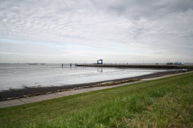 Militärhafen für die Marine soll iam Rysumer Nacken entstehen. Blick auf den Rysumer Nacken . Ein neuer Militärhafen für die Marine soll im ostfriesischen Emden entstehen. Für den neuen Marinehafen werden 40 Hektar mit Option auf weitere 10 Hektar benötigt. Der neue Marinehafen soll Liegeplätze für sieben Fregatten, zehn Minensucher und zehn Schlepper bieten. Eine vierstellige Zahl an Soldaten und zivilen Mitarbeitern soll dort voraussichtlich arbeiten. Die offizielle Verkündung wird für Montag erwartet. Emden Niedersachsen Deutschland