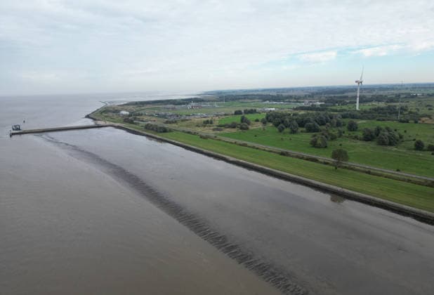 Militärhafen für die Marine soll iam Rysumer Nacken entstehen. Blick auf den Rysumer Nacken . Ein neuer Militärhafen für die Marine soll im ostfriesischen Emden entstehen. Für den neuen Marinehafen werden 40 Hektar mit Option auf weitere 10 Hektar benötigt. Der neue Marinehafen soll Liegeplätze für sieben Fregatten, zehn Minensucher und zehn Schlepper bieten. Eine vierstellige Zahl an Soldaten und zivilen Mitarbeitern soll dort voraussichtlich arbeiten. Die offizielle Verkündung wird für Montag erwartet. Emden Niedersachsen Deutschland