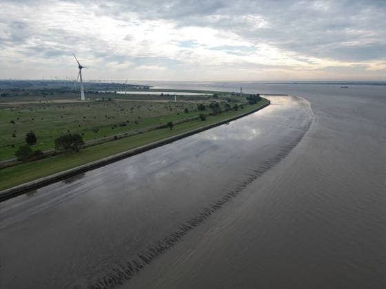 Militärhafen für die Marine soll iam Rysumer Nacken entstehen. Blick auf den Rysumer Nacken . Ein neuer Militärhafen für die Marine soll im ostfriesischen Emden entstehen. Für den neuen Marinehafen werden 40 Hektar mit Option auf weitere 10 Hektar benötigt. Der neue Marinehafen soll Liegeplätze für sieben Fregatten, zehn Minensucher und zehn Schlepper bieten. Eine vierstellige Zahl an Soldaten und zivilen Mitarbeitern soll dort voraussichtlich arbeiten. Die offizielle Verkündung wird für Montag erwartet. Emden Niedersachsen Deutschland