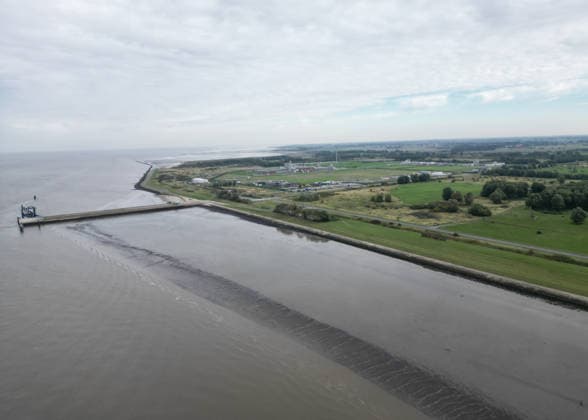 Militärhafen für die Marine soll iam Rysumer Nacken entstehen. Blick auf den Rysumer Nacken . Ein neuer Militärhafen für die Marine soll im ostfriesischen Emden entstehen. Für den neuen Marinehafen werden 40 Hektar mit Option auf weitere 10 Hektar benötigt. Der neue Marinehafen soll Liegeplätze für sieben Fregatten, zehn Minensucher und zehn Schlepper bieten. Eine vierstellige Zahl an Soldaten und zivilen Mitarbeitern soll dort voraussichtlich arbeiten. Die offizielle Verkündung wird für Montag erwartet. Emden Niedersachsen Deutschland