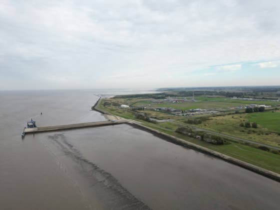 Militärhafen für die Marine soll iam Rysumer Nacken entstehen. Blick auf den Rysumer Nacken . Ein neuer Militärhafen für die Marine soll im ostfriesischen Emden entstehen. Für den neuen Marinehafen werden 40 Hektar mit Option auf weitere 10 Hektar benötigt. Der neue Marinehafen soll Liegeplätze für sieben Fregatten, zehn Minensucher und zehn Schlepper bieten. Eine vierstellige Zahl an Soldaten und zivilen Mitarbeitern soll dort voraussichtlich arbeiten. Die offizielle Verkündung wird für Montag erwartet. Emden Niedersachsen Deutschland