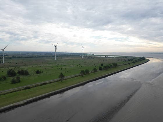 Militärhafen für die Marine soll iam Rysumer Nacken entstehen. Blick auf den Rysumer Nacken . Ein neuer Militärhafen für die Marine soll im ostfriesischen Emden entstehen. Für den neuen Marinehafen werden 40 Hektar mit Option auf weitere 10 Hektar benötigt. Der neue Marinehafen soll Liegeplätze für sieben Fregatten, zehn Minensucher und zehn Schlepper bieten. Eine vierstellige Zahl an Soldaten und zivilen Mitarbeitern soll dort voraussichtlich arbeiten. Die offizielle Verkündung wird für Montag erwartet. Emden Niedersachsen Deutschland