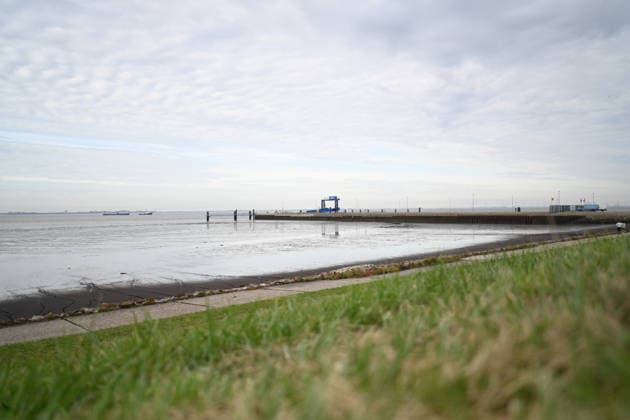 Militärhafen für die Marine soll iam Rysumer Nacken entstehen. Blick auf den Rysumer Nacken . Ein neuer Militärhafen für die Marine soll im ostfriesischen Emden entstehen. Für den neuen Marinehafen werden 40 Hektar mit Option auf weitere 10 Hektar benötigt. Der neue Marinehafen soll Liegeplätze für sieben Fregatten, zehn Minensucher und zehn Schlepper bieten. Eine vierstellige Zahl an Soldaten und zivilen Mitarbeitern soll dort voraussichtlich arbeiten. Die offizielle Verkündung wird für Montag erwartet. Emden Niedersachsen Deutschland