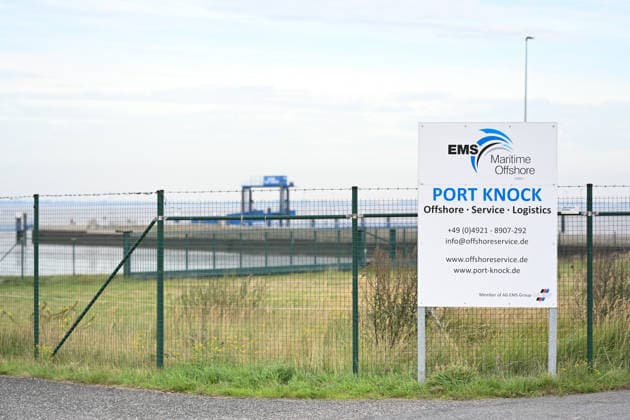 Militärhafen für die Marine soll iam Rysumer Nacken entstehen. Blick auf den Rysumer Nacken . Ein neuer Militärhafen für die Marine soll im ostfriesischen Emden entstehen. Für den neuen Marinehafen werden 40 Hektar mit Option auf weitere 10 Hektar benötigt. Der neue Marinehafen soll Liegeplätze für sieben Fregatten, zehn Minensucher und zehn Schlepper bieten. Eine vierstellige Zahl an Soldaten und zivilen Mitarbeitern soll dort voraussichtlich arbeiten. Die offizielle Verkündung wird für Montag erwartet. Emden Niedersachsen Deutschland