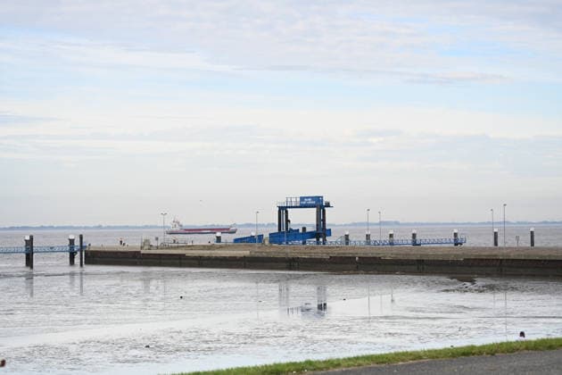 Militärhafen für die Marine soll iam Rysumer Nacken entstehen. Blick auf den Rysumer Nacken . Ein neuer Militärhafen für die Marine soll im ostfriesischen Emden entstehen. Für den neuen Marinehafen werden 40 Hektar mit Option auf weitere 10 Hektar benötigt. Der neue Marinehafen soll Liegeplätze für sieben Fregatten, zehn Minensucher und zehn Schlepper bieten. Eine vierstellige Zahl an Soldaten und zivilen Mitarbeitern soll dort voraussichtlich arbeiten. Die offizielle Verkündung wird für Montag erwartet. Emden Niedersachsen Deutschland