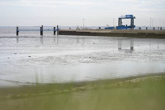 Militärhafen für die Marine soll iam Rysumer Nacken entstehen. Blick auf den Rysumer Nacken . Ein neuer Militärhafen für die Marine soll im ostfriesischen Emden entstehen. Für den neuen Marinehafen werden 40 Hektar mit Option auf weitere 10 Hektar benötigt. Der neue Marinehafen soll Liegeplätze für sieben Fregatten, zehn Minensucher und zehn Schlepper bieten. Eine vierstellige Zahl an Soldaten und zivilen Mitarbeitern soll dort voraussichtlich arbeiten. Die offizielle Verkündung wird für Montag erwartet. Emden Niedersachsen Deutschland
