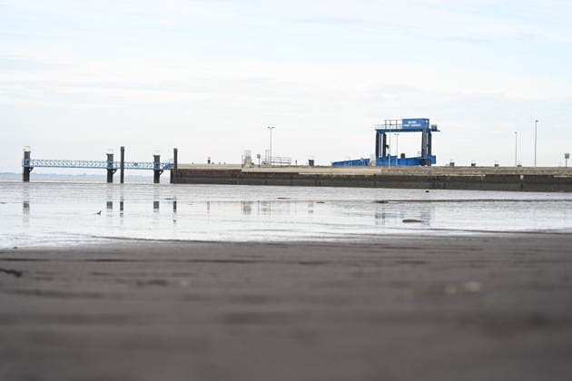 Militärhafen für die Marine soll iam Rysumer Nacken entstehen. Blick auf den Rysumer Nacken . Ein neuer Militärhafen für die Marine soll im ostfriesischen Emden entstehen. Für den neuen Marinehafen werden 40 Hektar mit Option auf weitere 10 Hektar benötigt. Der neue Marinehafen soll Liegeplätze für sieben Fregatten, zehn Minensucher und zehn Schlepper bieten. Eine vierstellige Zahl an Soldaten und zivilen Mitarbeitern soll dort voraussichtlich arbeiten. Die offizielle Verkündung wird für Montag erwartet. Emden Niedersachsen Deutschland