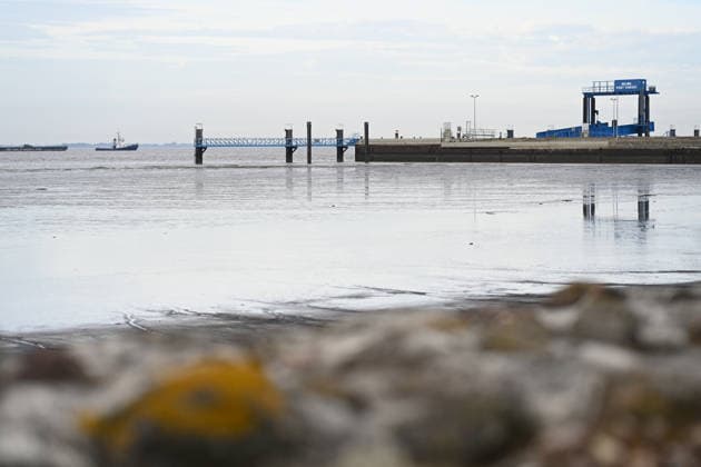 Militärhafen für die Marine soll iam Rysumer Nacken entstehen. Blick auf den Rysumer Nacken . Ein neuer Militärhafen für die Marine soll im ostfriesischen Emden entstehen. Für den neuen Marinehafen werden 40 Hektar mit Option auf weitere 10 Hektar benötigt. Der neue Marinehafen soll Liegeplätze für sieben Fregatten, zehn Minensucher und zehn Schlepper bieten. Eine vierstellige Zahl an Soldaten und zivilen Mitarbeitern soll dort voraussichtlich arbeiten. Die offizielle Verkündung wird für Montag erwartet. Emden Niedersachsen Deutschland