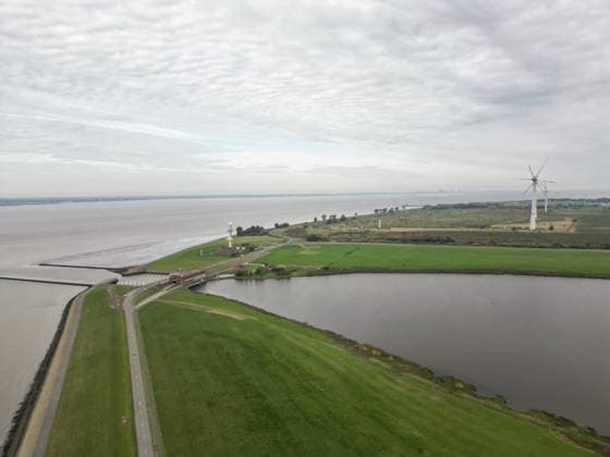 Militärhafen für die Marine soll iam Rysumer Nacken entstehen. Blick auf den Rysumer Nacken . Ein neuer Militärhafen für die Marine soll im ostfriesischen Emden entstehen. Für den neuen Marinehafen werden 40 Hektar mit Option auf weitere 10 Hektar benötigt. Der neue Marinehafen soll Liegeplätze für sieben Fregatten, zehn Minensucher und zehn Schlepper bieten. Eine vierstellige Zahl an Soldaten und zivilen Mitarbeitern soll dort voraussichtlich arbeiten. Die offizielle Verkündung wird für Montag erwartet. Emden Niedersachsen Deutschland