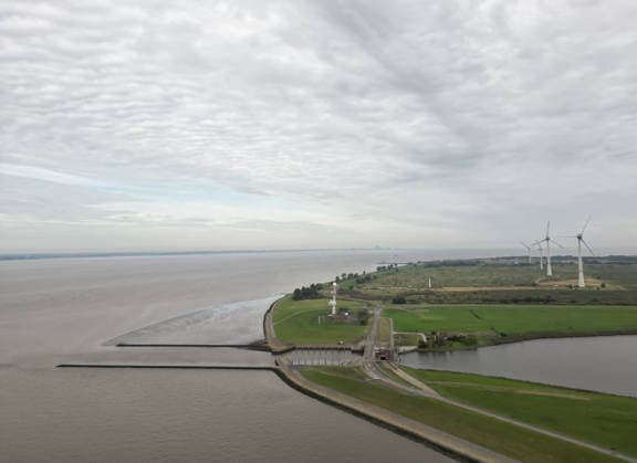 Militärhafen für die Marine soll iam Rysumer Nacken entstehen. Blick auf den Rysumer Nacken . Ein neuer Militärhafen für die Marine soll im ostfriesischen Emden entstehen. Für den neuen Marinehafen werden 40 Hektar mit Option auf weitere 10 Hektar benötigt. Der neue Marinehafen soll Liegeplätze für sieben Fregatten, zehn Minensucher und zehn Schlepper bieten. Eine vierstellige Zahl an Soldaten und zivilen Mitarbeitern soll dort voraussichtlich arbeiten. Die offizielle Verkündung wird für Montag erwartet. Emden Niedersachsen Deutschland