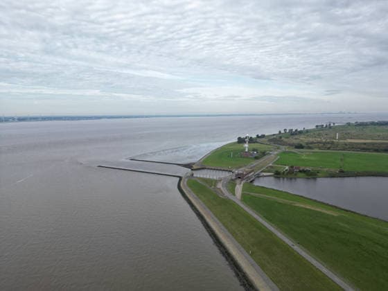 Militärhafen für die Marine soll iam Rysumer Nacken entstehen. Blick auf den Rysumer Nacken . Ein neuer Militärhafen für die Marine soll im ostfriesischen Emden entstehen. Für den neuen Marinehafen werden 40 Hektar mit Option auf weitere 10 Hektar benötigt. Der neue Marinehafen soll Liegeplätze für sieben Fregatten, zehn Minensucher und zehn Schlepper bieten. Eine vierstellige Zahl an Soldaten und zivilen Mitarbeitern soll dort voraussichtlich arbeiten. Die offizielle Verkündung wird für Montag erwartet. Emden Niedersachsen Deutschland