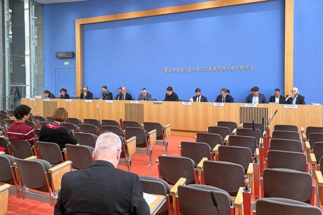 Berlin, Deutschland, 30.09.2026: Bundespressekonferenz: Regierungspressekonferenz: L-R unter anderem: Kira Nübel (BMG), Anne Lorenzat (BMWE), Lars Harmsen (BMF), Mitko Müller (BMVg), Martin Giese (AA), Stefan Kornelius (BPA), Falk Steiner (BPK), Leonard Kaminski (BMI), Vincent Kirschner (BMJV), Marius Mühlhausen (BMAS), Bastian Zimmermann (BMUKN) Copyright: xdtsxNachrichtenagenturx dts_136886