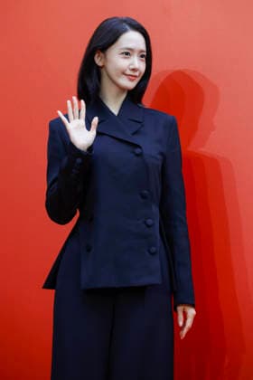 South Korean celebrities attend Amorepacific exhibition in Seoul South Korean singer and actress Yoona poses during the opening of the Secret Garden, Crafted in Time exhibition by South Korea s leading cosmetics company Amorepacific in Seoul, South Korea, on September 30, 2026. Seoul South Korea  Copyright: xMatrixxImagesx xJungxUi-Chelx