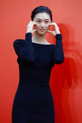 South Korean celebrities attend Amorepacific exhibition in Seoul South Korean singer and actress Kim Do-yeon poses during the opening of the Secret Garden, Crafted in Time exhibition by South Korea s leading cosmetics company Amorepacific in Seoul, South Korea, on September 30, 2026. Seoul South Korea  Copyright: xMatrixxImagesx xJungxUi-Chelx
