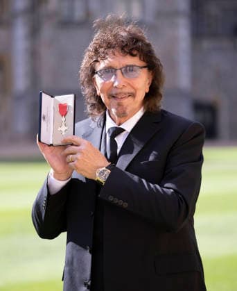 . 30 09 2026. Windsor , United Kingdom. Tony Iommi, musician and co -founder of Black Sabbath, with his MBE, after an Investiture at Windsor Castle, United Kingdom.  xStephenxLockx xi-Imagesx IIM-27034-0003