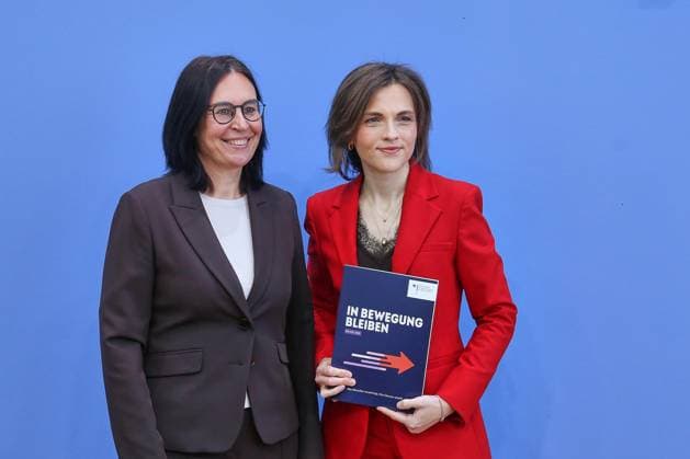 Berlin, Deutschland, 30.09.2026: Bundespressekonferenz: Bericht der Beauftragten der Bundesregierung für Ostdeutschland: Marion Reiser, Institut für Politikwissenschaft und Zentrum für Rechtsextremismusforschung, Demokratiebildung und gesellschaftliche Integration (KomRex), Friedrich-Schiller-Universität Jena und Staatsministerin Elisabeth Kaiser, MdB, Beauftragte der Bundesregierung für Ostdeutschland Copyright: xdtsxNachrichtenagenturx dts_136859