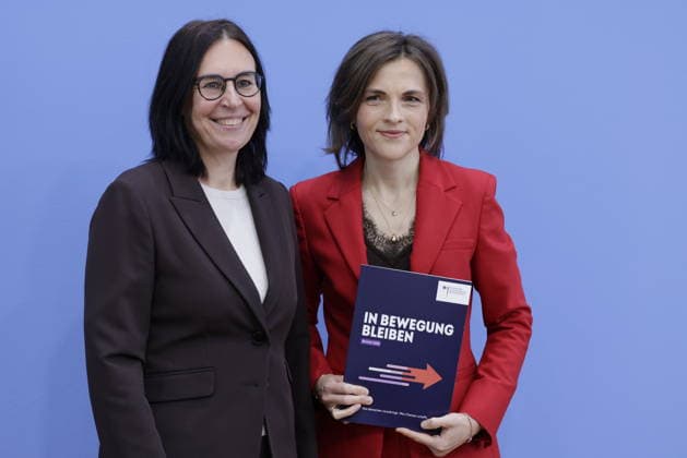 Prof. Dr. Marion Reiser, Institut für Politikwissenschaft und Zentrum für Rechtsextremismusforschung, Demokratiebildung und gesellschaftliche Integration (KomRex), Friedrich-Schiller-Universität Jena, Staatsministerin Elisabeth Kaiser, MdB, Beauftragte der Bundesregierung für Ostdeutschland, Deutschland, Berlin, Bundespressekonferenz, Thema: Bericht der Beauftragten der Bundesregierung für Ostdeutschland