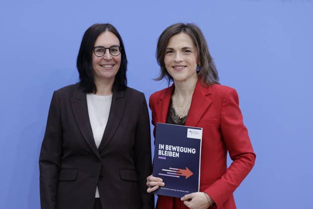 Prof. Dr. Marion Reiser, Institut für Politikwissenschaft und Zentrum für Rechtsextremismusforschung, Demokratiebildung und gesellschaftliche Integration (KomRex), Friedrich-Schiller-Universität Jena, Staatsministerin Elisabeth Kaiser, MdB, Beauftragte der Bundesregierung für Ostdeutschland, Deutschland, Berlin, Bundespressekonferenz, Thema: Bericht der Beauftragten der Bundesregierung für Ostdeutschland