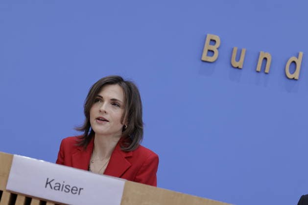 Staatsministerin Elisabeth Kaiser, MdB, Beauftragte der Bundesregierung für Ostdeutschland, Deutschland, Berlin, Bundespressekonferenz, Thema: Bericht der Beauftragten der Bundesregierung für Ostdeutschland