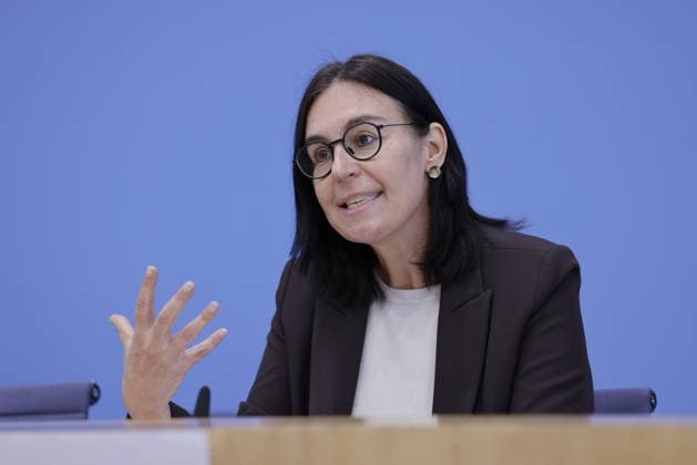 Prof. Dr. Marion Reiser, Institut für Politikwissenschaft und Zentrum für Rechtsextremismusforschung, Demokratiebildung und gesellschaftliche Integration (KomRex), Friedrich-Schiller-Universität Jena, Deutschland, Berlin, Bundespressekonferenz, Thema: Bericht der Beauftragten der Bundesregierung für Ostdeutschland