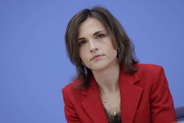 Staatsministerin Elisabeth Kaiser, MdB, Beauftragte der Bundesregierung für Ostdeutschland, Deutschland, Berlin, Bundespressekonferenz, Thema: Bericht der Beauftragten der Bundesregierung für Ostdeutschland