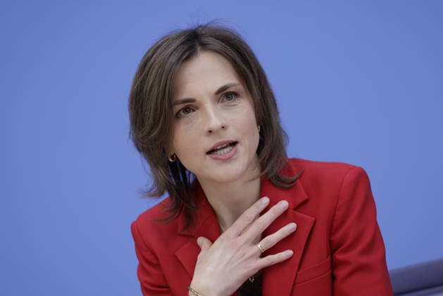 Staatsministerin Elisabeth Kaiser, MdB, Beauftragte der Bundesregierung für Ostdeutschland, Deutschland, Berlin, Bundespressekonferenz, Thema: Bericht der Beauftragten der Bundesregierung für Ostdeutschland