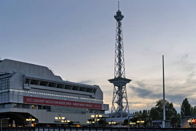 Berlin, 29.09.2026: Das seit Jahren geschlossene Internationale Congress Centrum (ICC) mit dem Banner ICC: Dauert noch ein bisschen - aber wird mega! und der Funkturm in der Abenddämmerung. ICC und Funkturm