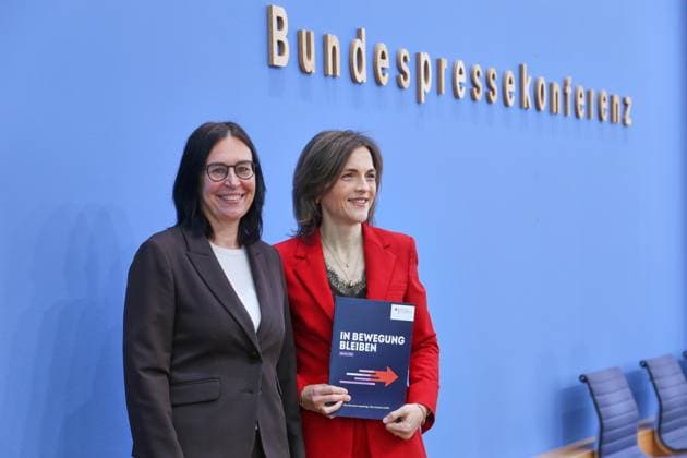 Berlin, Deutschland, 30.09.2026: Bundespressekonferenz: Bericht der Beauftragten der Bundesregierung für Ostdeutschland: Marion Reiser, Institut für Politikwissenschaft und Zentrum für Rechtsextremismusforschung, Demokratiebildung und gesellschaftliche Integration (KomRex), Friedrich-Schiller-Universität Jena und Staatsministerin Elisabeth Kaiser, MdB, Beauftragte der Bundesregierung für Ostdeutschland Copyright: xdtsxNachrichtenagenturx dts_136849