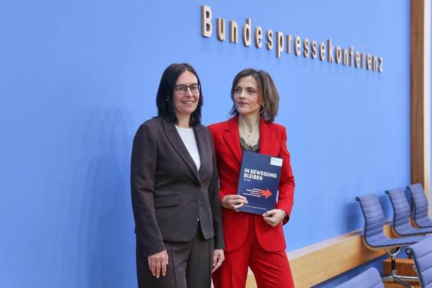 Berlin, Deutschland, 30.09.2026: Bundespressekonferenz: Bericht der Beauftragten der Bundesregierung für Ostdeutschland: Marion Reiser, Institut für Politikwissenschaft und Zentrum für Rechtsextremismusforschung, Demokratiebildung und gesellschaftliche Integration (KomRex), Friedrich-Schiller-Universität Jena und Staatsministerin Elisabeth Kaiser, MdB, Beauftragte der Bundesregierung für Ostdeutschland Copyright: xdtsxNachrichtenagenturx dts_136850