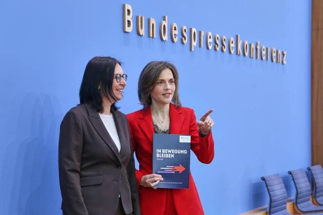 Berlin, Deutschland, 30.09.2026: Bundespressekonferenz: Bericht der Beauftragten der Bundesregierung für Ostdeutschland: Marion Reiser, Institut für Politikwissenschaft und Zentrum für Rechtsextremismusforschung, Demokratiebildung und gesellschaftliche Integration (KomRex), Friedrich-Schiller-Universität Jena und Staatsministerin Elisabeth Kaiser, MdB, Beauftragte der Bundesregierung für Ostdeutschland Copyright: xdtsxNachrichtenagenturx dts_136852