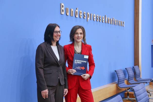 Berlin, Deutschland, 30.09.2026: Bundespressekonferenz: Bericht der Beauftragten der Bundesregierung für Ostdeutschland: Marion Reiser, Institut für Politikwissenschaft und Zentrum für Rechtsextremismusforschung, Demokratiebildung und gesellschaftliche Integration (KomRex), Friedrich-Schiller-Universität Jena und Staatsministerin Elisabeth Kaiser, MdB, Beauftragte der Bundesregierung für Ostdeutschland Copyright: xdtsxNachrichtenagenturx dts_136853