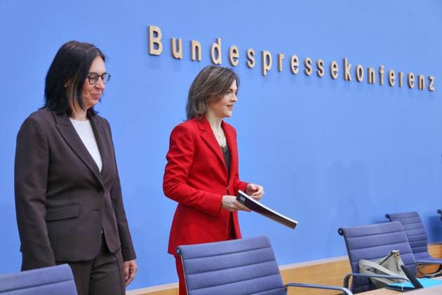 Berlin, Deutschland, 30.09.2026: Bundespressekonferenz: Bericht der Beauftragten der Bundesregierung für Ostdeutschland: Marion Reiser, Institut für Politikwissenschaft und Zentrum für Rechtsextremismusforschung, Demokratiebildung und gesellschaftliche Integration (KomRex), Friedrich-Schiller-Universität Jena und Staatsministerin Elisabeth Kaiser, MdB, Beauftragte der Bundesregierung für Ostdeutschland Copyright: xdtsxNachrichtenagenturx dts_136854