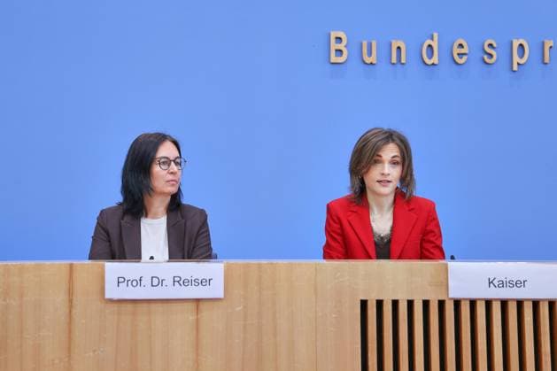 Berlin, Deutschland, 30.09.2026: Bundespressekonferenz: Bericht der Beauftragten der Bundesregierung für Ostdeutschland: Marion Reiser, Institut für Politikwissenschaft und Zentrum für Rechtsextremismusforschung, Demokratiebildung und gesellschaftliche Integration (KomRex), Friedrich-Schiller-Universität Jena und Staatsministerin Elisabeth Kaiser, MdB, Beauftragte der Bundesregierung für Ostdeutschland Copyright: xdtsxNachrichtenagenturx dts_136857