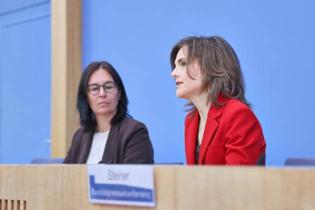 Berlin, Deutschland, 30.09.2026: Bundespressekonferenz: Bericht der Beauftragten der Bundesregierung für Ostdeutschland: Marion Reiser, Institut für Politikwissenschaft und Zentrum für Rechtsextremismusforschung, Demokratiebildung und gesellschaftliche Integration (KomRex), Friedrich-Schiller-Universität Jena und Staatsministerin Elisabeth Kaiser, MdB, Beauftragte der Bundesregierung für Ostdeutschland Copyright: xdtsxNachrichtenagenturx dts_136863
