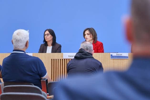 Berlin, Deutschland, 30.09.2026: Bundespressekonferenz: Bericht der Beauftragten der Bundesregierung für Ostdeutschland: Marion Reiser, Institut für Politikwissenschaft und Zentrum für Rechtsextremismusforschung, Demokratiebildung und gesellschaftliche Integration (KomRex), Friedrich-Schiller-Universität Jena und Staatsministerin Elisabeth Kaiser, MdB, Beauftragte der Bundesregierung für Ostdeutschland Copyright: xdtsxNachrichtenagenturx dts_136864