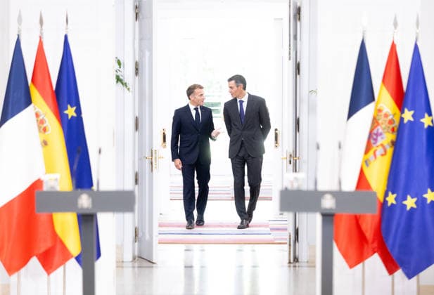 Sánchez Welcomes Macron at La Moncloa Prime Minister Pedro Sánchez (left) and President of the French Republic Emmanuel Macron (right) upon their arrival at a joint press conference following a meeting on September 30, 2026, in Madrid, Spain. Macron is in Spain on an official visit, the first by a French head of state since Sarkozy’s visit in 2009, with the aim of highlighting the depth of the relationship in multiple areas as well as the strong alignment between Spain and France on the European stage. SEPTEMBER 30, 2026 Madrid, Spain  Copyright: xEduardoxParrax 7810723