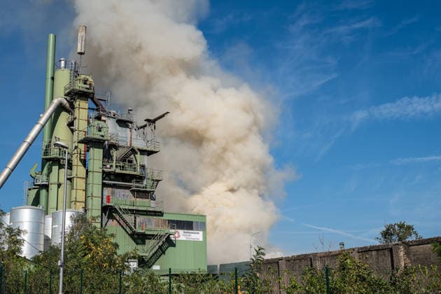 Großbrand an Mülldeponie starke Rauchentwicklung Katwarn warnt vor Brandrauch Am 30.09.2026 war die Feuerwehr Wiesbaden um 14:30 Uhr wegen eines Brandes an der Mülldeponie in Wiesbaden-Biebrich im Einsatz. Die Katwarn-Meldung nannte als Einsatzadresse den Ferdinand-Knettenbrech-Weg in Mainz-Amöneburg. Es kam zu einer starken Rauchentwicklung sowie zu Geruchsbelästigungen und Sichtbehinderung durch Rauch. Katwarn bezeichnete den Brand als Großbrand. Wiesbaden Biebrich Hessen Deutschland