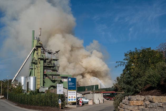 Großbrand an Mülldeponie starke Rauchentwicklung Katwarn warnt vor Brandrauch Am 30.09.2026 war die Feuerwehr Wiesbaden um 14:30 Uhr wegen eines Brandes an der Mülldeponie in Wiesbaden-Biebrich im Einsatz. Die Katwarn-Meldung nannte als Einsatzadresse den Ferdinand-Knettenbrech-Weg in Mainz-Amöneburg. Es kam zu einer starken Rauchentwicklung sowie zu Geruchsbelästigungen und Sichtbehinderung durch Rauch. Katwarn bezeichnete den Brand als Großbrand. Wiesbaden Biebrich Hessen Deutschland