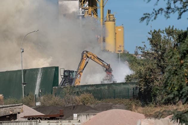 Großbrand an Mülldeponie starke Rauchentwicklung Katwarn warnt vor Brandrauch Am 30.09.2026 war die Feuerwehr Wiesbaden um 14:30 Uhr wegen eines Brandes an der Mülldeponie in Wiesbaden-Biebrich im Einsatz. Die Katwarn-Meldung nannte als Einsatzadresse den Ferdinand-Knettenbrech-Weg in Mainz-Amöneburg. Es kam zu einer starken Rauchentwicklung sowie zu Geruchsbelästigungen und Sichtbehinderung durch Rauch. Katwarn bezeichnete den Brand als Großbrand. Wiesbaden Biebrich Hessen Deutschland