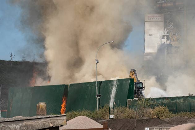 Großbrand an Mülldeponie starke Rauchentwicklung Katwarn warnt vor Brandrauch Am 30.09.2026 war die Feuerwehr Wiesbaden um 14:30 Uhr wegen eines Brandes an der Mülldeponie in Wiesbaden-Biebrich im Einsatz. Die Katwarn-Meldung nannte als Einsatzadresse den Ferdinand-Knettenbrech-Weg in Mainz-Amöneburg. Es kam zu einer starken Rauchentwicklung sowie zu Geruchsbelästigungen und Sichtbehinderung durch Rauch. Katwarn bezeichnete den Brand als Großbrand. Wiesbaden Biebrich Hessen Deutschland