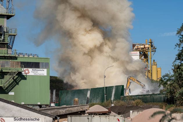 Großbrand an Mülldeponie starke Rauchentwicklung Katwarn warnt vor Brandrauch Am 30.09.2026 war die Feuerwehr Wiesbaden um 14:30 Uhr wegen eines Brandes an der Mülldeponie in Wiesbaden-Biebrich im Einsatz. Die Katwarn-Meldung nannte als Einsatzadresse den Ferdinand-Knettenbrech-Weg in Mainz-Amöneburg. Es kam zu einer starken Rauchentwicklung sowie zu Geruchsbelästigungen und Sichtbehinderung durch Rauch. Katwarn bezeichnete den Brand als Großbrand. Wiesbaden Biebrich Hessen Deutschland