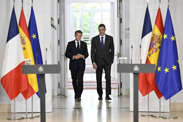 French President Emmanuel Macron - Spanish Prime Minister Pedro Sanchez joint press conference in Spain MADRID, SPAIN - SEPTEMBER 30: French President Emmanuel Macron (L) and Spanish Prime Minister Pedro Sanchez (R) hold a joint press conference following their meeting at the Moncloa Palace during his official visit to Madrid, Spain on September 30, 2026. Burak Akbulut Anadolu Madrid Spain. Editorial use only. Please get in touch for any other usage.  Copyright: x2026xAnadoluxBurakxAkbulutx